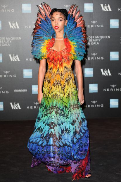La cantante y compositora FKA Twigs sorprendió con este estilismo durante la gala de inauguración de la exposición Savage Beauty de Alexander McQueen. Aunque el vestido es imposible, aplaudimos que rindiera homenaje a la creatividad sin límites del modisto.