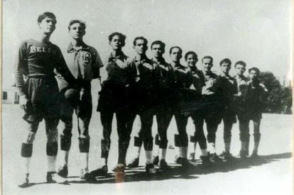 Fidel Castro, segundo por la izquierda, con el equipo del colegio Bel&eacute;n.