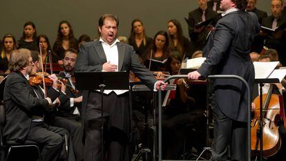 El tenor Celso Albelo y José Miguel Pérez Sierra, durante la gala en memoria de Zedda.