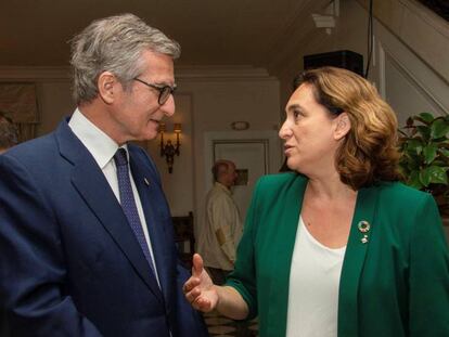 Ada Colau parla amb l'ambaixador d'Espanya a les Nacions Unides, Santiago Cabanas, a Nova York.