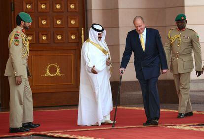 Viaje del Rey a Bahréin, en el año 2014. En la imagen, Juan Carlos I saluda al rey Hamad bin Isa al Jalifa.