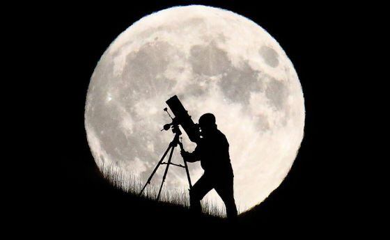 Un astrónomo por delante de la superluna en Brighton, Inglaterra.