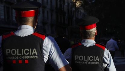 Dos mossos en una imagen de archivo.