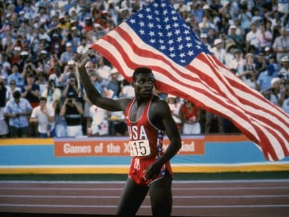 Carl Lewis celebra una de las medallas en Los Ángeles 84