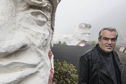El artista Rubén Armiche, ante su escultura en homenaje a la bajada de la Virgen, procesión que se celebra cada cuatro años el primer sábado de julio.