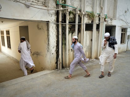 Un grupo de estudiantes se dirige a la mezquita de la escuela coránica Haqqania, en el norte de Pakistán