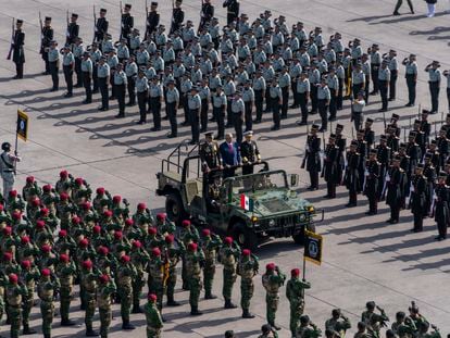 El presidente Andrés Manuel López Obrador hace el pase de lista en el desfile militar del Zócalo de la Ciudad de México.