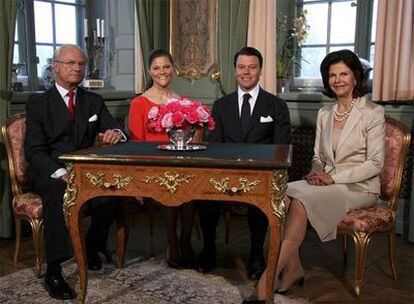 La princesa Victoria y Daniel Westling, acompañados de los reyes de Suecia tras el anuncio.