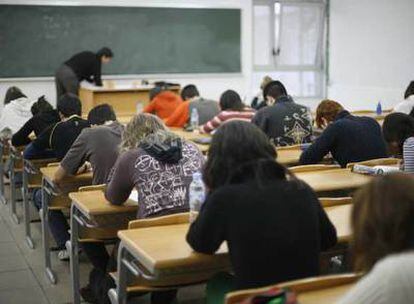 Alumnos de Químicas de la Universidad del País Vasco, durante los últimos exámenes de junio.