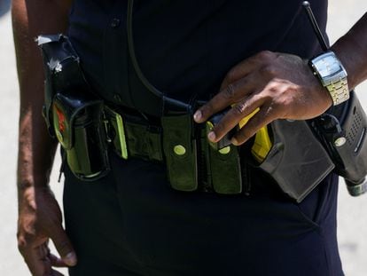 Un miembro de la policía de Atlanta (Georgia, EEUU) portando una pistola táser en su cinturón.