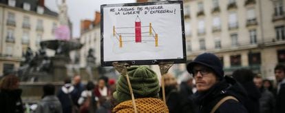 Una mujer sostiene una pancarta que reza &quot;No amordaces la libertad de expresi&oacute;n&quot; en una manifestaci&oacute;n en nantes. 
