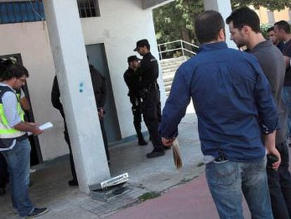 La Polic&iacute;a Nacional inspecciona el lugar donde ha sido detenido el autor de la muerte de una mujer en Algeciras (C&aacute;diz)