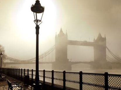 Tower Bridge, el puente de las torres de Londres, en un dickensiano día de niebla y polución.
