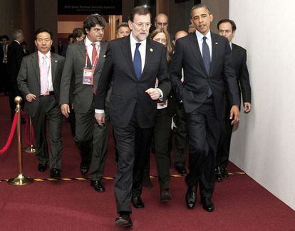 Obama y Rajoy charlan durante su breve encuentro, a su llegada a la cumbre de Seúl sobre seguridad nuclear.