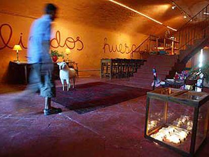 Entrada al hotel Lindos Huéspedes, un antiguo molino de arroz redecorado en un estilo entre <b><i>naïf</b></i> y sofisticado que mezcla objetos, colores y espacios abiertos.