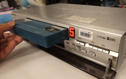 El último reproductor VHS se fabricó en 2016 pero hace mucho que los videocasetes cayeron en el olvido.