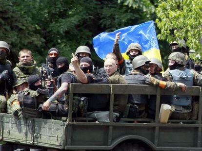 Tropas ucranias cerca de la zona de combates en Mari&uacute;pol este viernes. 
