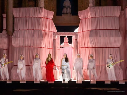 Una escena de 'Safo', en el Festival de Teatro de Mérida, con Christina Rosenvinge en el centro.