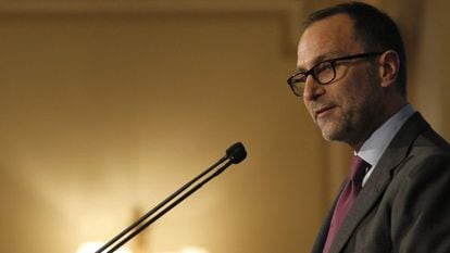 El embajador de EE UU, James Costos, durante su intervenci&amp;oacute;n.