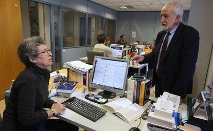 Elena Hernández (izquierda), jefa del Departamento de Español al día de la RAE, y el director, el académico Salvador Gutiérrez, atienden las dudas de los usuarios.