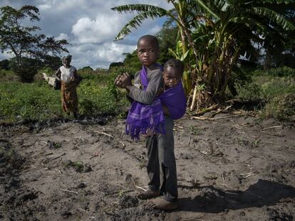 Unos niños de la aldea de Nacole, Mozambique, ayudan en los cultivos de su madre.