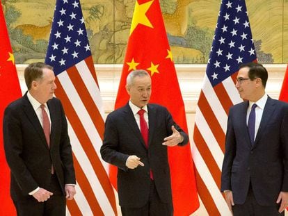 El viceprimer ministro chino, Liu He, junto al representante de Comercio de EE UU, Robert Lighthizer, y el secretario del Tesoro, Steven Mnuchin, este jueves en Pekín.