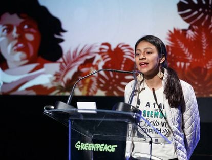 Laura Zuniga, hija de Berta Cáceres, ambientalista asesinada hace un año en Honduras, recoge un premio otorgado a su madre en Madrid.