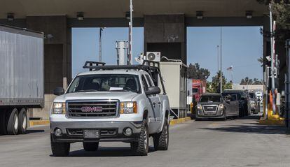 Una camioneta proveniente de Estados Unidos, sale de la aduana de Tijuana, el 4 de febrero de 2022.