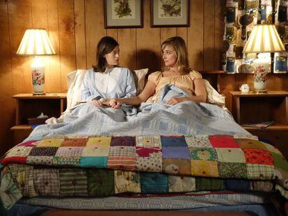 Lizzy Caplan y Caitlin FitzGerald, en una imagen de la tercera temporada de 'Masters of Sex'.