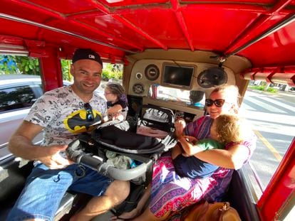 Los autores del blog Mola Viajar con sus dos hijos a bordo de un 'tuk-tuk' tailandés. 