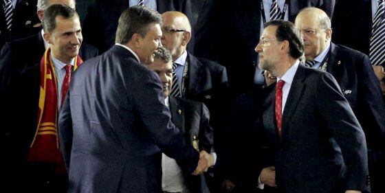 El presidente de Ucrania, Víktor Yanukóvich (izquierda), saluda a Rajoy durante la final de la Eurocopa.