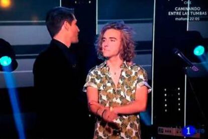 El cantante Manel Navarro hace un corte de mangas por los abucheos que recibe tras ganar en 'Objetivo Eurovisión'.