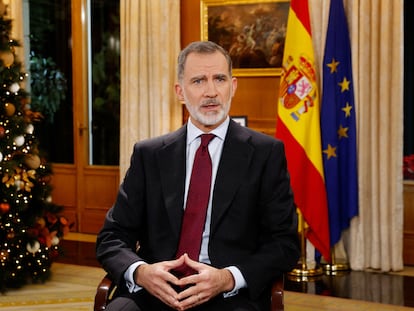 El Rey Felipe VI durante su discurso de Navidad, grabado el pasado 22 de diciembre en el Palacio de La Zarzuela, en Madrid.