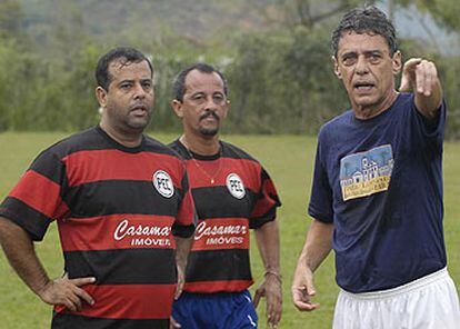Chico Buarque (a la derecha), con dos jugadores del partido de fútbol celebrado el sábado en Parati.