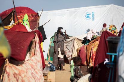 Una mujer y su hijo en el campamento de desplazados de Toukra, en Yamena.