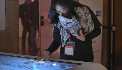 Una persona consulta la XTable en las jornadas Digital4C.