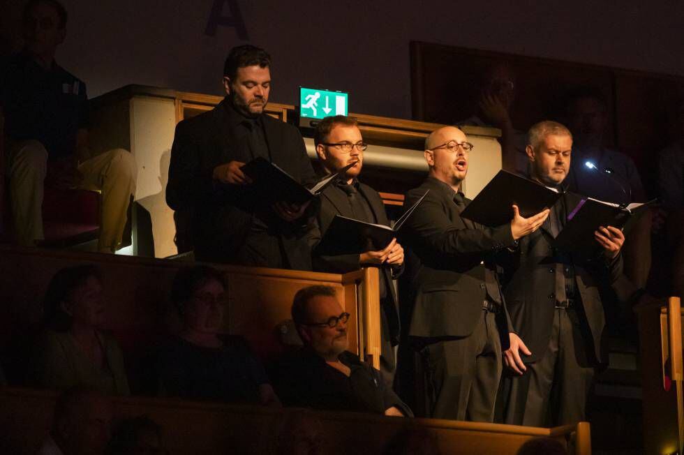 Cuatro de los integrantes de Cantar Lontano cantan desde una de las galerías del TivoliVredenburg.