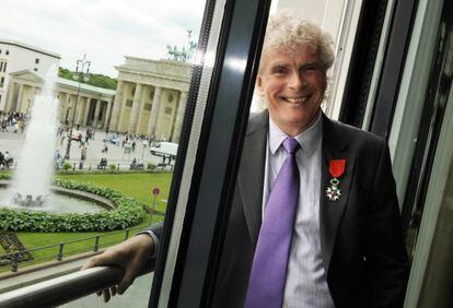 El director Simon Rattle, en la embajada de Francia en Berlín, en una imagen de 2010.