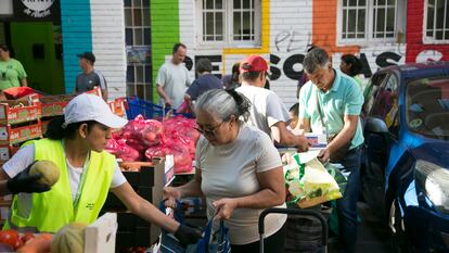 Un reparto de alimentos en Aluche, por la asociación Red de Apoyo Mutuo Aluche, el pasado 17 de septiembre.