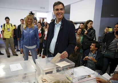 El líder del PSOE, Pedro Sánchez, vota en Pozuelo de Alarcón (Madrid).