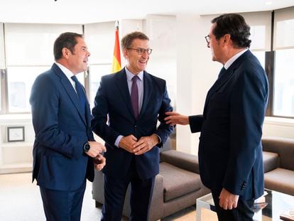 El presidente de Cepyme, Gerardo Cuerva; el líder del Partido Popular, Alberto Núñez Feijóo, y el presidente de la CEOE, Antonio Garamendi, este lunes en la sede nacional del PP.