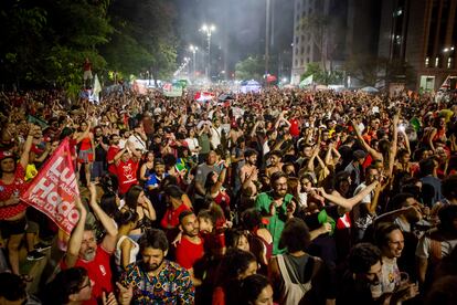 Los partidarios del presidente electo de Brasil por el izquierdista Partido de los Trabajadores (PT) Luiz Inacio Lula da Silva celebran después de que su candidato ganara la segunda vuelta de las elecciones presidenciales en la avenida Paulista de São Paulo, Brasil, este domingo. Brasil, que  que ha aupado al exmandatario de nuevo a la presidencia de Brasil, con casi el 51% de los votos frente al 49% del todavía presidente Bolsonaro.