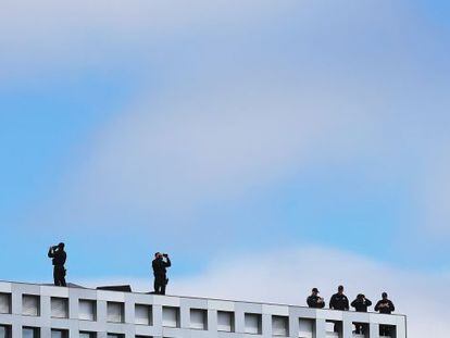 La policía vigila desde un tejado en el MIT, durante el funeral por el policía asesinado la semana pasada.