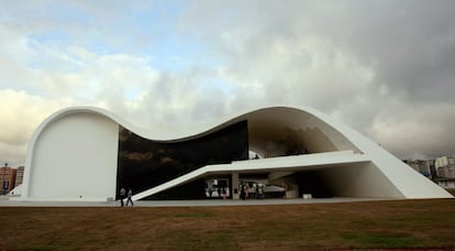 Vista del Teatro Popular de Niterói, inaugurado el 5 de abril de 2007, el mismo el año en que se celebró el centenario del nacimiento del arquitecto.