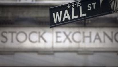 Cartel que anuncia la Bolsa estadounidense, situada en Wall Street, Nueva York