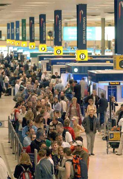 Viajeros hacen cola en el aeropuerto de Heathrow.