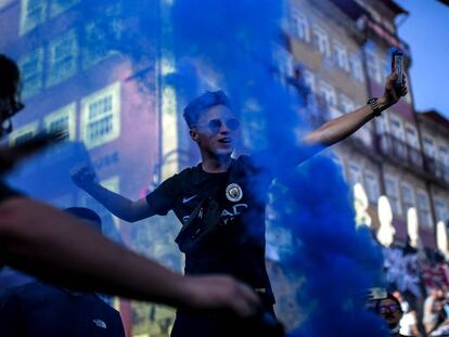 Seguidores del Manchester City en Oporto.