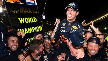Verstappen celebra con su equipo la victoria en el Mundial, este domingo.