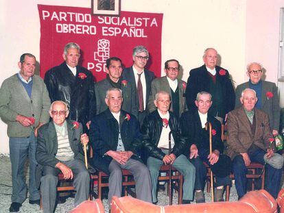 José María Barreda (de pie, en el centro), con veteranos militantes socialistas de Almodóvar del Campo (Ciudad Real).