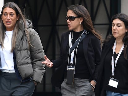 La diputada de Junts, Míriam Nogueras, llega al Congreso antes de la investidura de Pedro Sánchez.